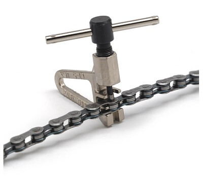Chain rivet for bicycles