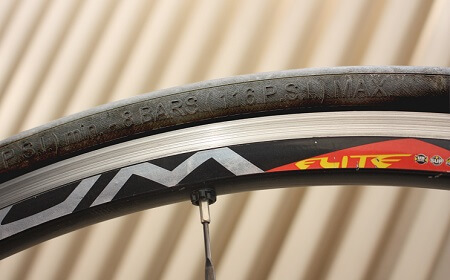 Inscription of the minimum and maximum permissible tyre pressure on tyre flank